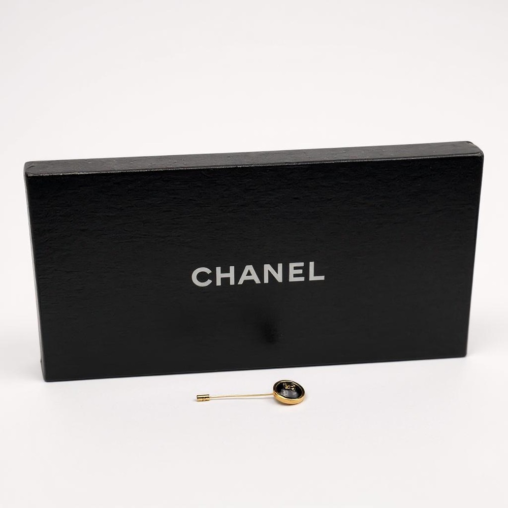 CHANEL Black and Gold Brooch/Pin